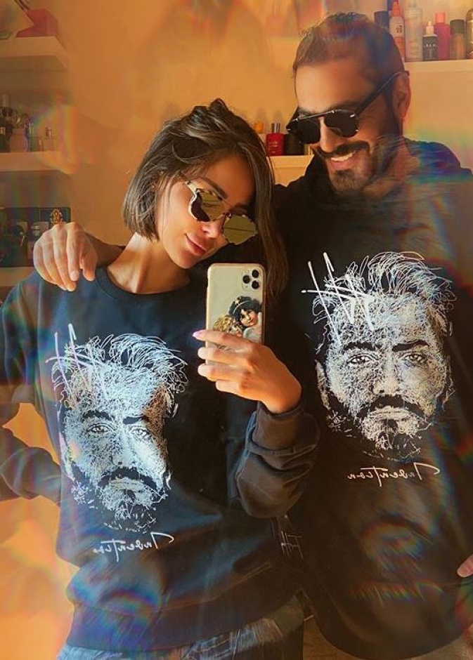 في آخر صورة لهما أطلّا سوياً بنفس السويت شيرت التي تحمل صورة حسني