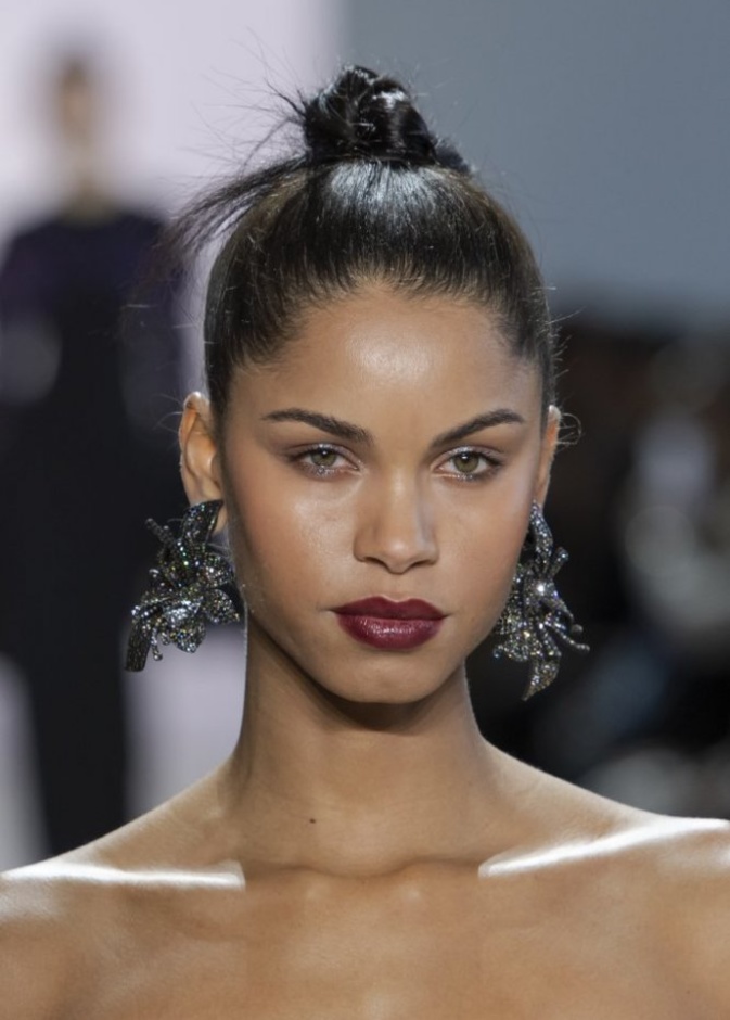 الوان احمر شفاه للسمر بتدرجات مخملية من دار Badgley Mischka