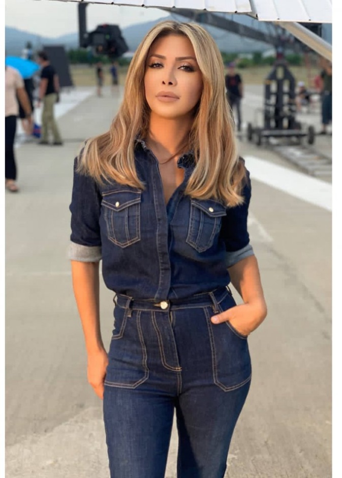 طرق تنسيق البنطلون الجينز مع القميص الملفتة بأسلوب نوال الزغبي