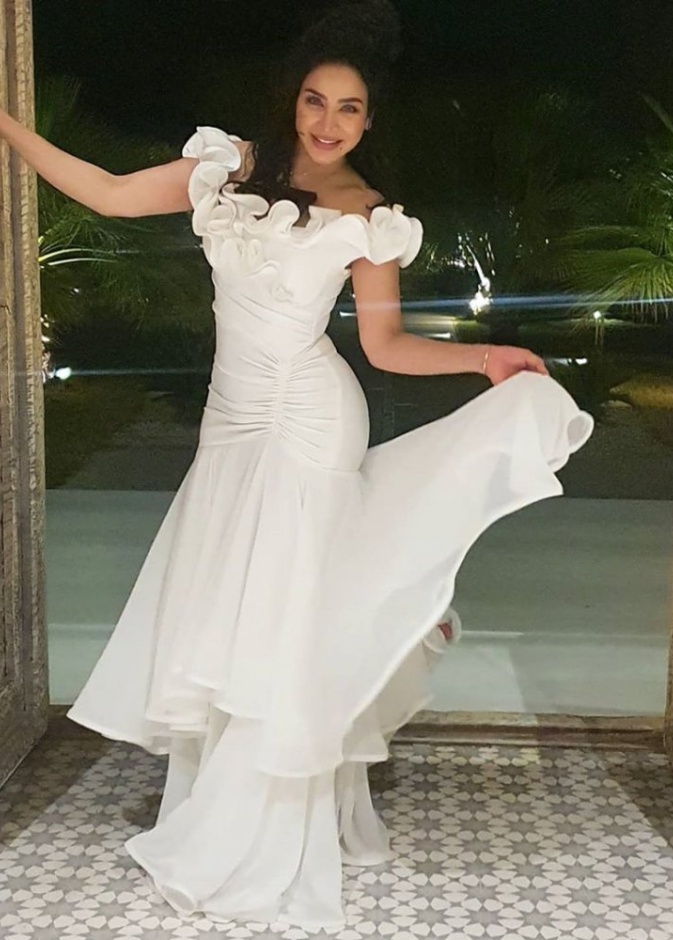 لجين عمران بإطلالة بيضاء رومانسية