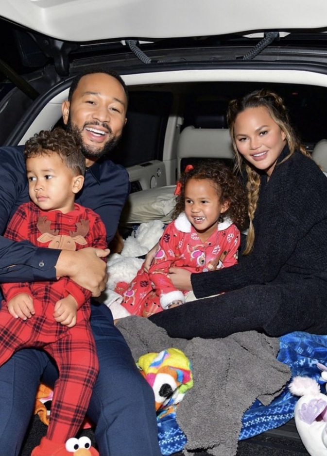 جون ليجند يستمتع برفقة عائلته في العرض الأول لفيلم Jingle Jangle في السيارة