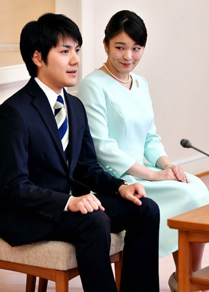 القانون الإمبراطوري اشترط على الأميرة ترك العائلة المالكة