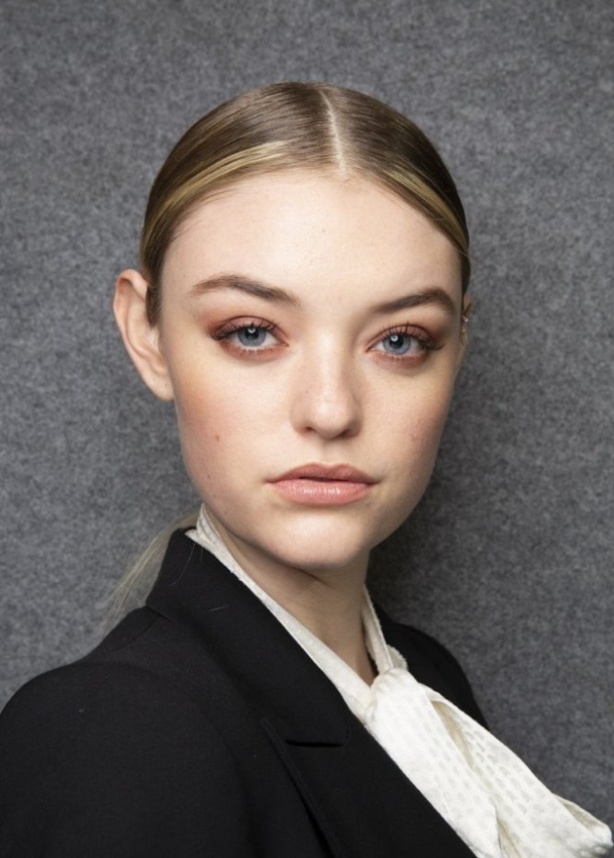  الوان احمر شفاه نيود تناسب المكياج البرونزي البراق من Elisabetta Franchi