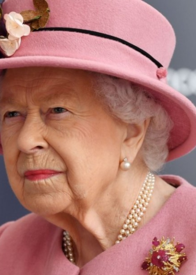 إذاعة فرنسية تعتذر بعد إعلانها وفاة ملكة بريطانيا ونشرها نعي لها