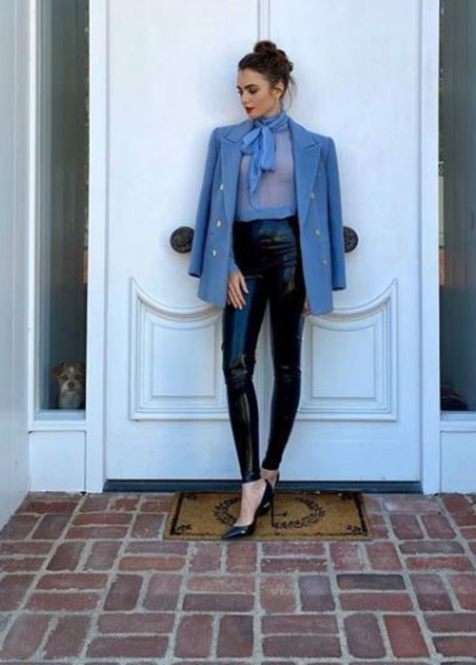 تألقت بالقميص الأزرق المعقود عند الياقة مع البليزر الأزرق وسروال جلد ضيق