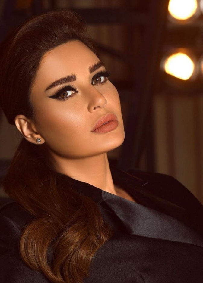  الايلاينر الأسود العريض لإطلالة جذابة هذا الشتاء