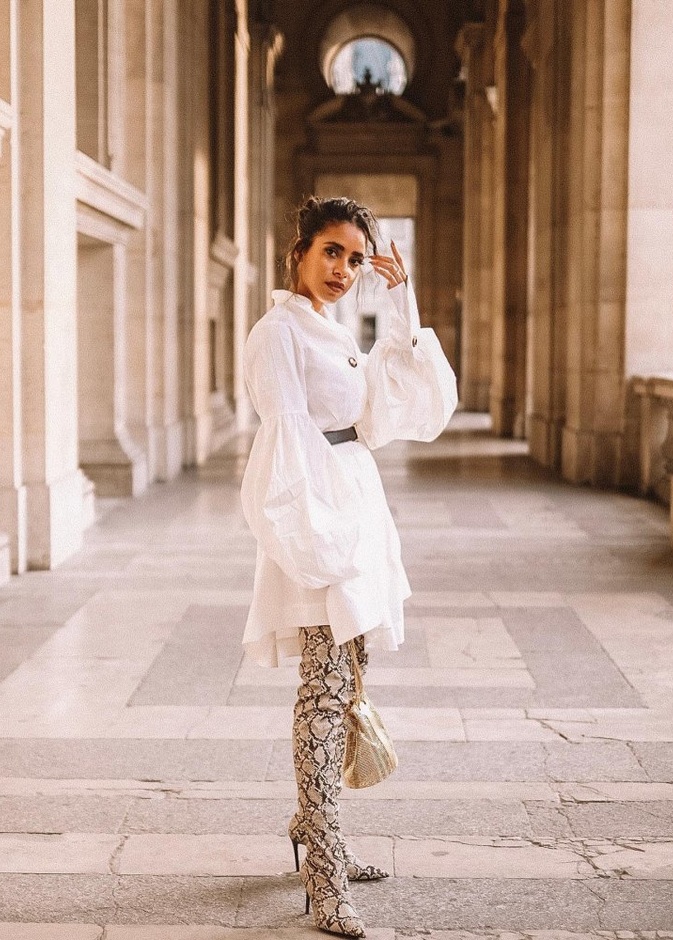  الفستان الأبيض العصريّ وأكملي اللوك بأناقة مع الجزمة ذات الساق العالية