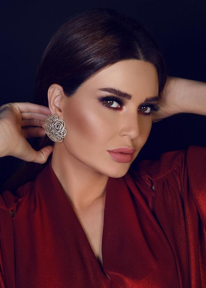 مكياج عيون سموكي اسود داكن وقوي من وحي سيرين عبدالنور