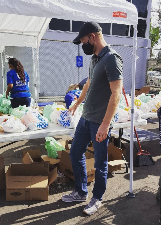 أحدث ظهور للأمير هاري أثناء مشاركته في مشروع خيري لتوزيع الطعام