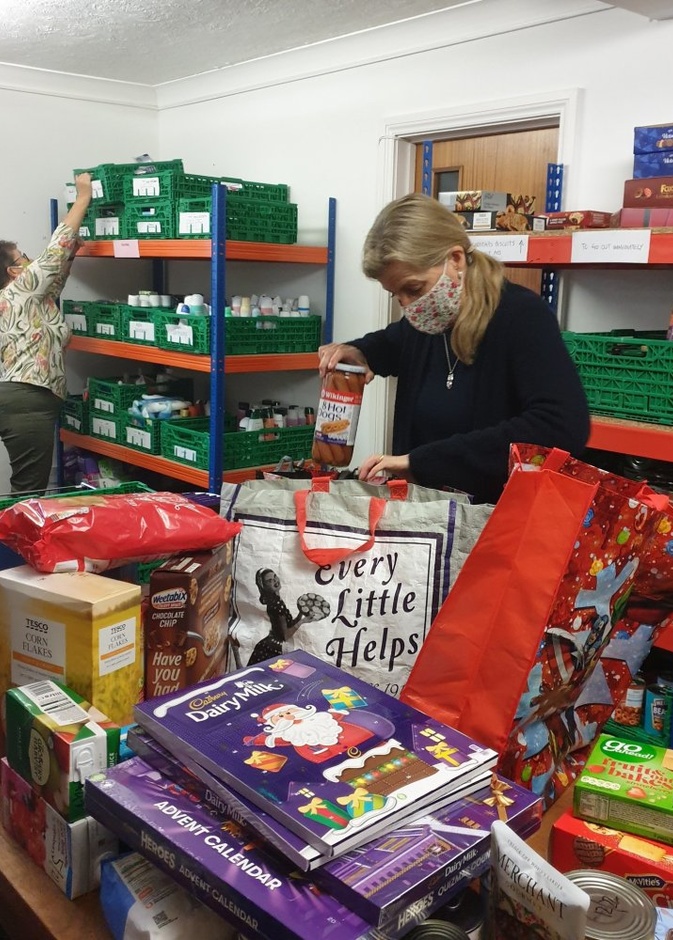 كونتيسة وسكس تعمل مع بنك للطعام خلال فترة الإغلاق العام