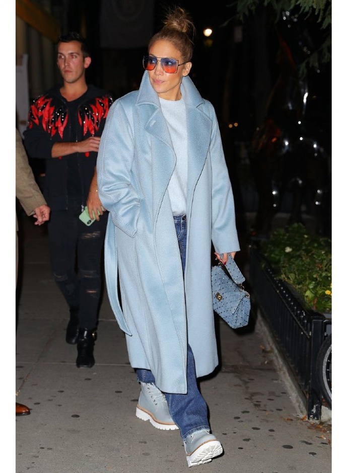 موديلات معاطف ملونة بتدرجات اللون الأزرق الفاتح من اختيار جنيفر لوبيز بتوقيع دار Max Mara