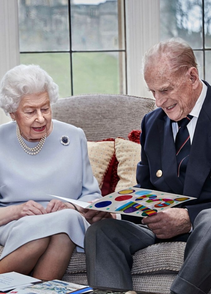 بطاقة محبة من أبناء الأمير ويليام للملكة إليزابيث والأمير فيليب بمناسبة عيد ‏زواجهما الـ 73‏