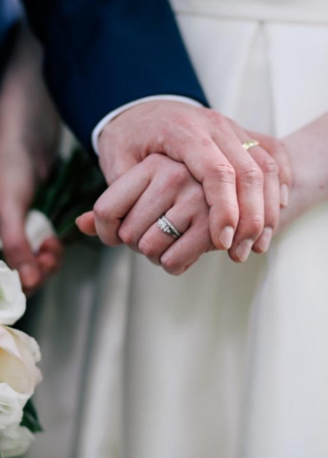 عروسين يتعرضان لمقلب صادم خلال حفل الزفاف الممثلة في وسط الصورة و هي تتثب الحمل الكاذب