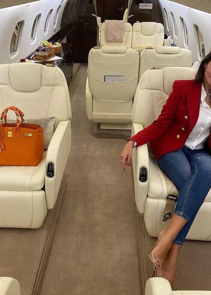 طرق تنسيق البليزر الأحمر من وحي أحدث إطلالات ياسمين صبري