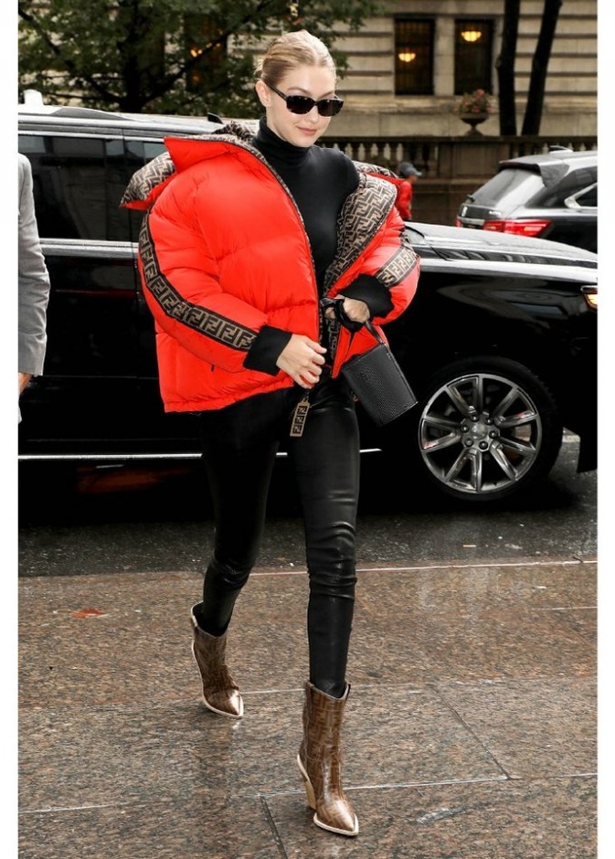 طرق ارتداء الجاكيت المنفوخ في الشتاء باللون الأحمر من اطلالة Gigi Hadid