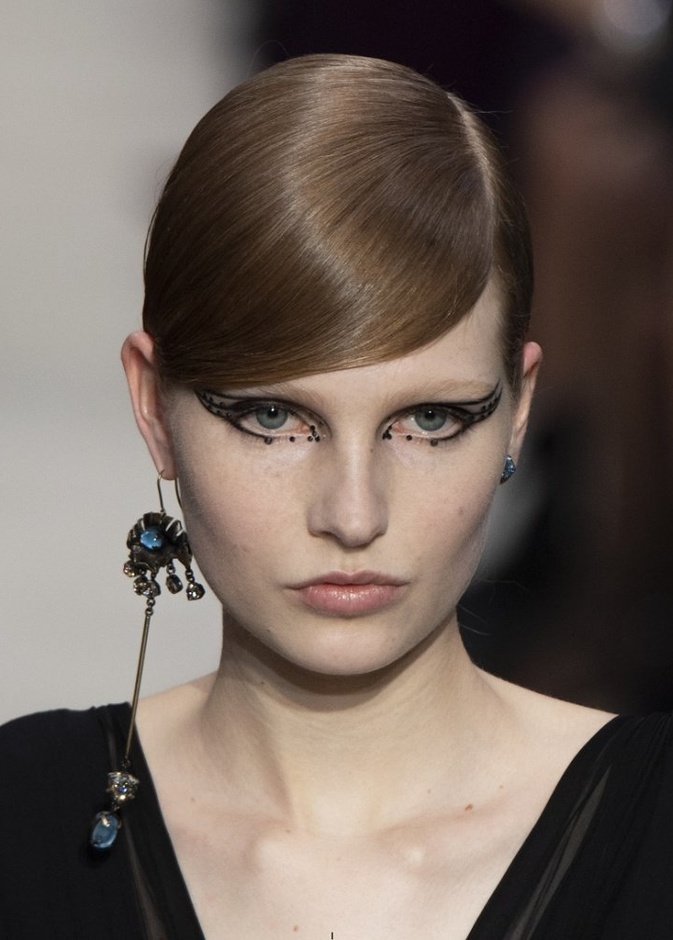  اجمل رسمات الايلاينر الغرافيكي والهندسي مع الظلال الفضية من وحي دار Valentino