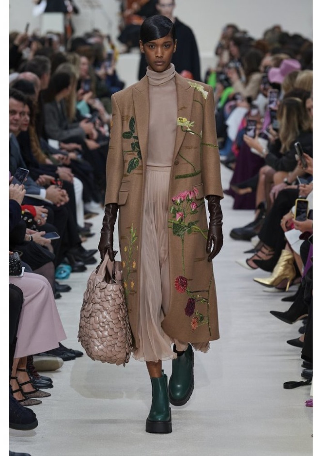  موديلات معاطف مطبعة بالورود النافرة من دار Valentino