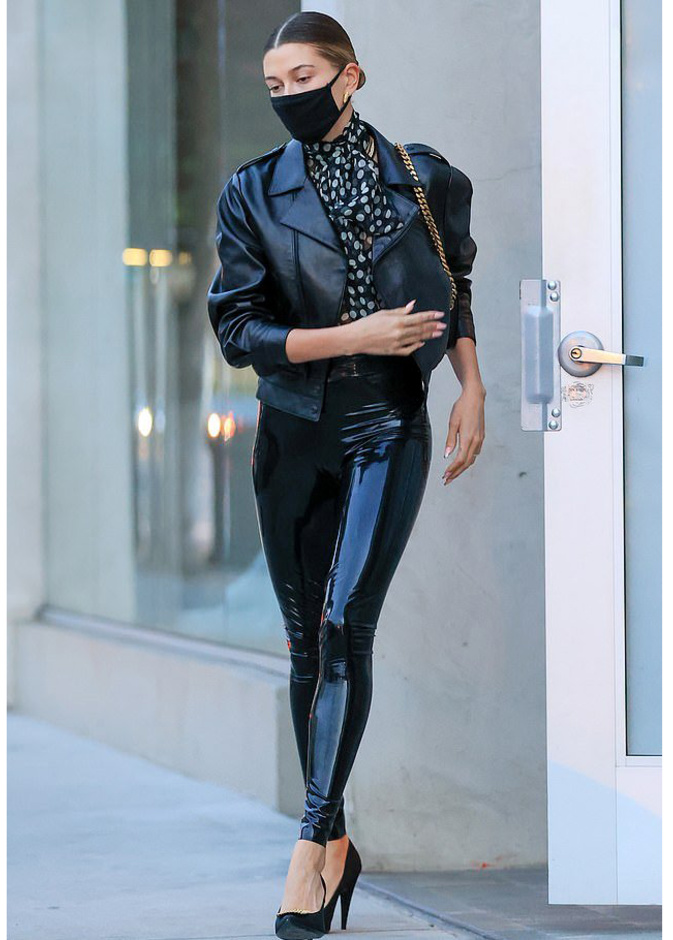 خطفت أنظارنا بإطلالة شتوية أنيقة تألقت فيها بأجمل صيحات شتاء 2021