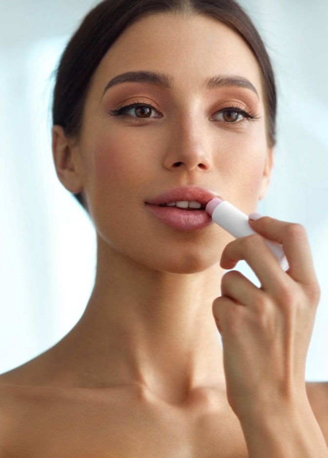 خلطات طبيعية من الفازلين وزيت الزيتون للتخلص من تشققات الشفاه