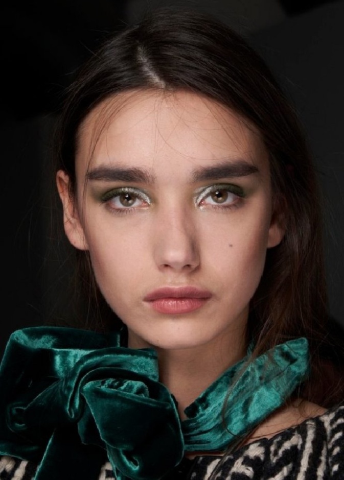  مكياج عيون فضي للحواجب العريضة من دار Emporio Armani