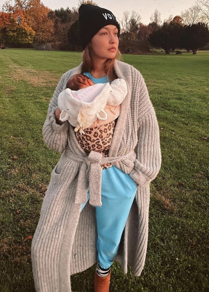 جيجي حديد تخطف قلوب متابعيها بهذه الصورة اللطيفة جداً مع طفلتها