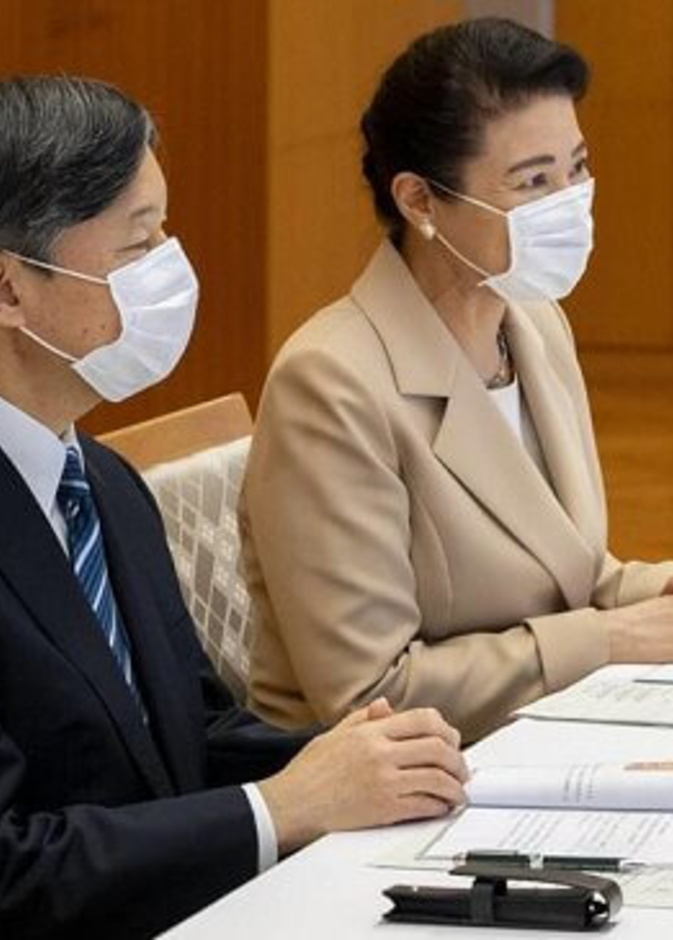 إمبراطور وإمبراطورة اليابان في اجتماع فيديو مع العاملين في مستشفيات الصليب الأحمر