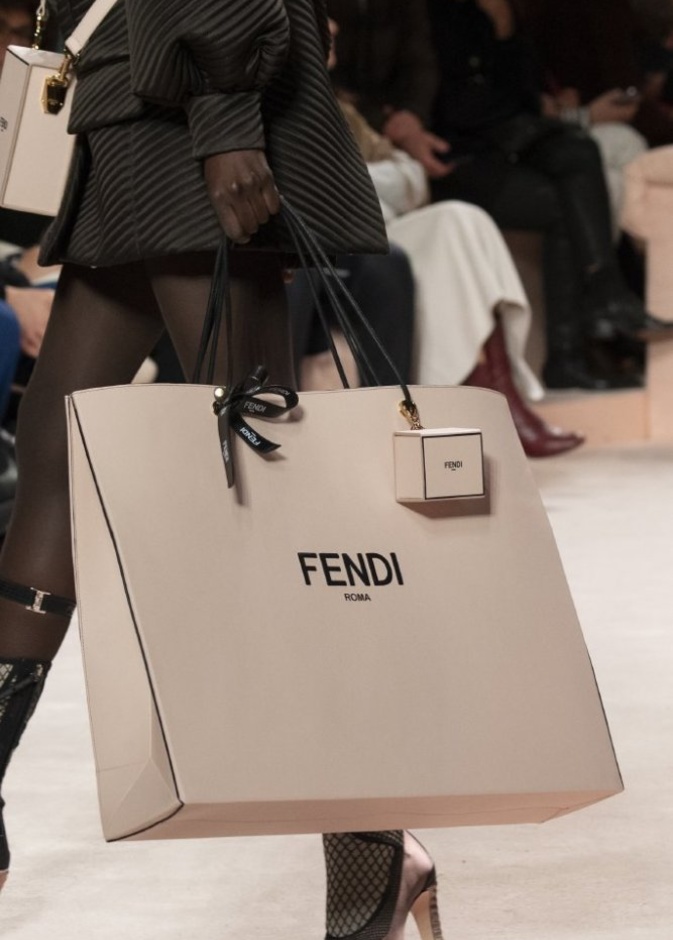 شنط يد الاوفر سايز الملفتة من دار Fendi