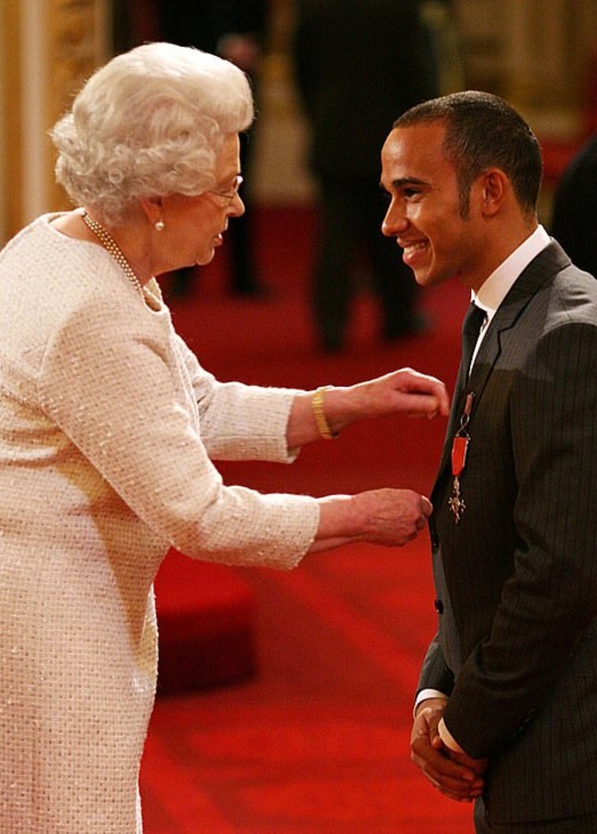 لويس هاميلتون ينتظر الوقوف أمام ملكة بريطانيا