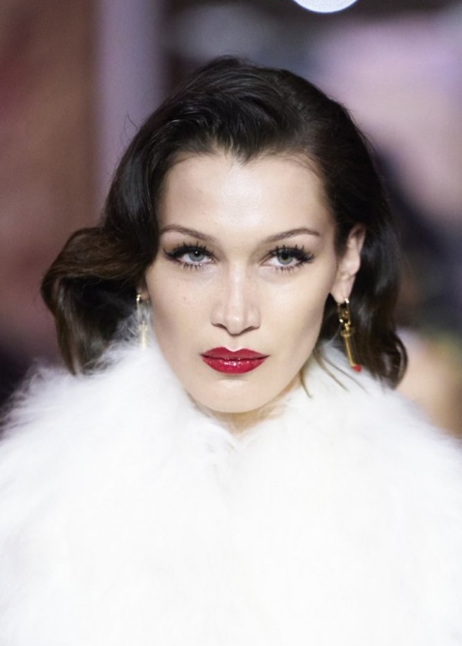 موضة صيحات مكياج التسعينات مع اللون الاحمر اللماع والقوي على الشفاه من دار Lanvin