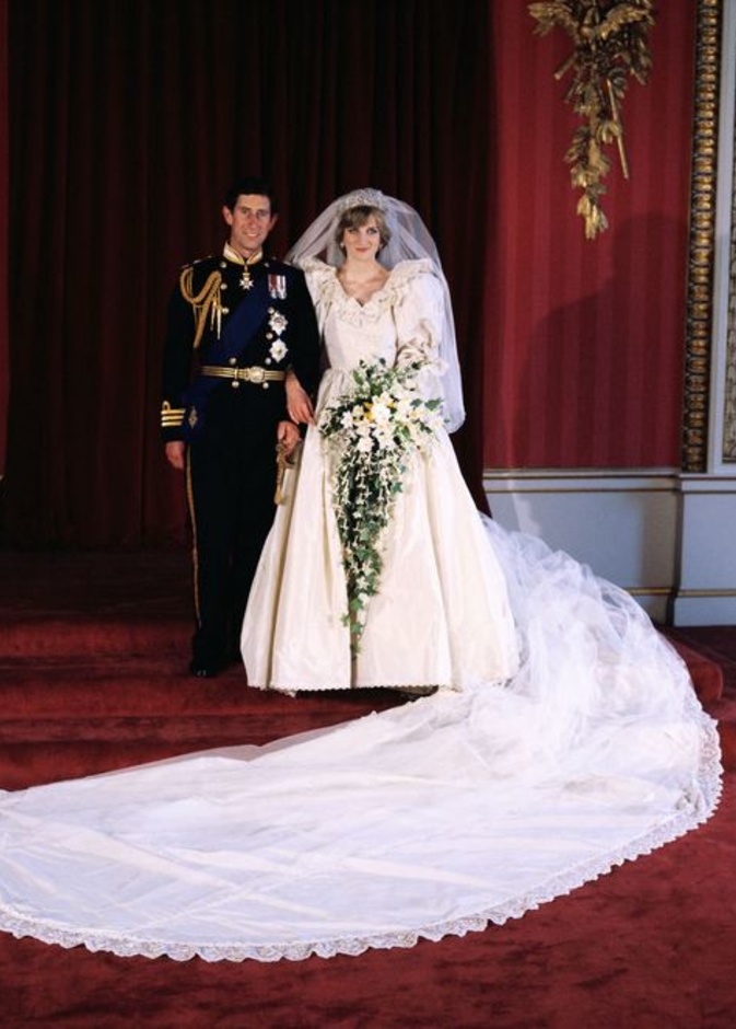  صورة للعروسين الاميرة ديانا و الامير تشارلز بعد مراسيم حفل الزفاف الاسطوري