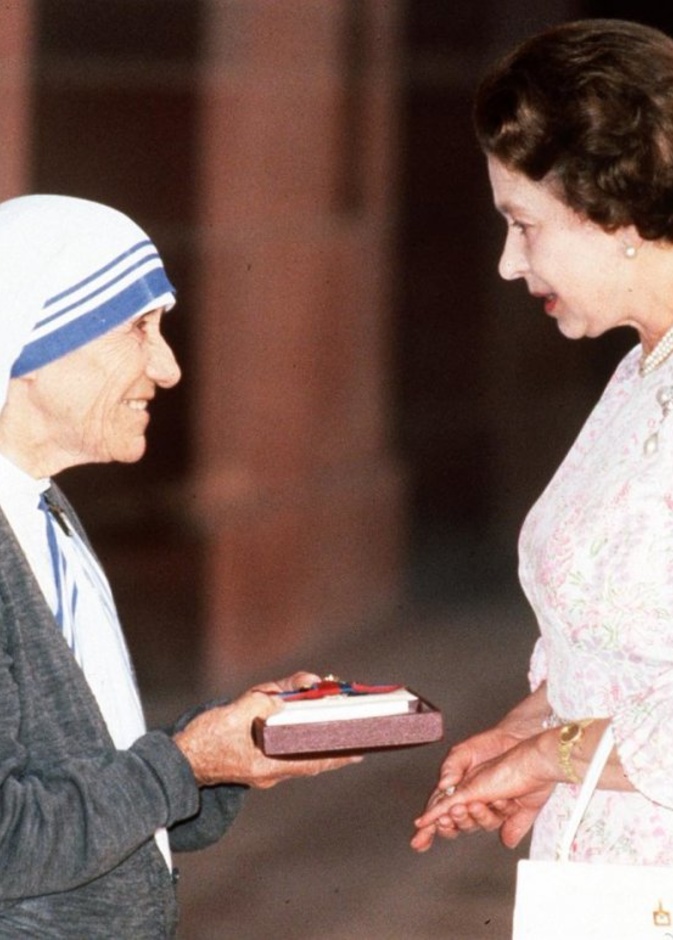 من الأم تريزا إلى مجدي يعقوب.. أبرز الشخصيات التي حصلت على ‏وسام الاستحقاق من ملكة بريطانيا