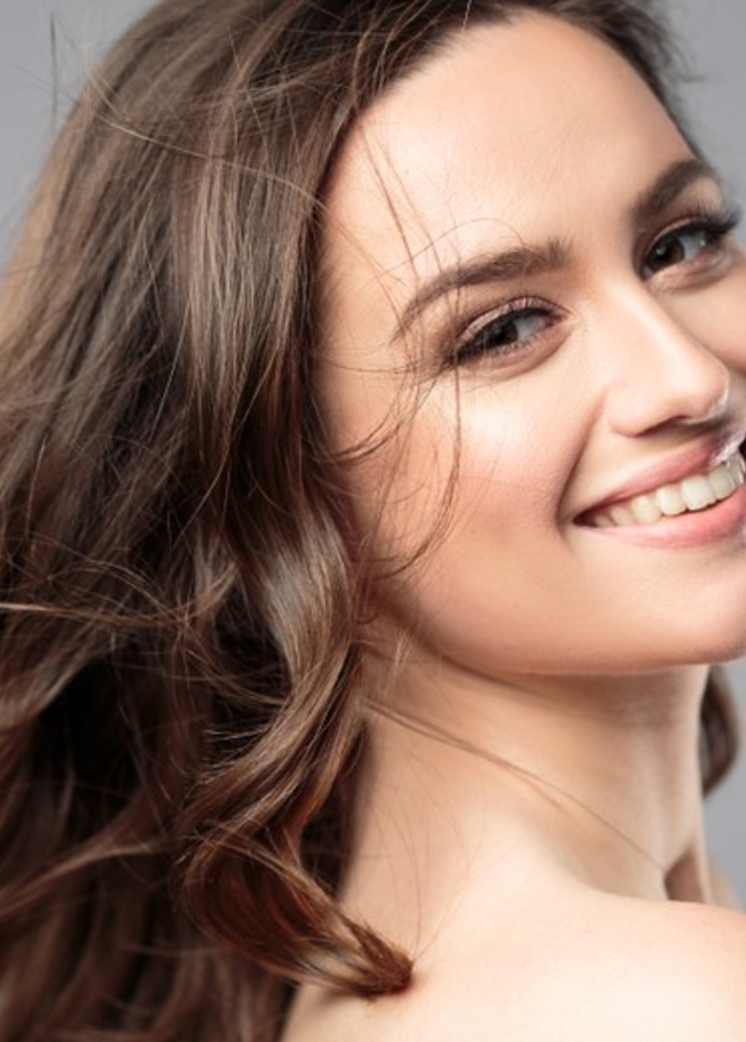 بشرة نضرة وشعر صحي ومكياج بسيط لاطلالة مميزة في اليوم الوطني الاماراتي