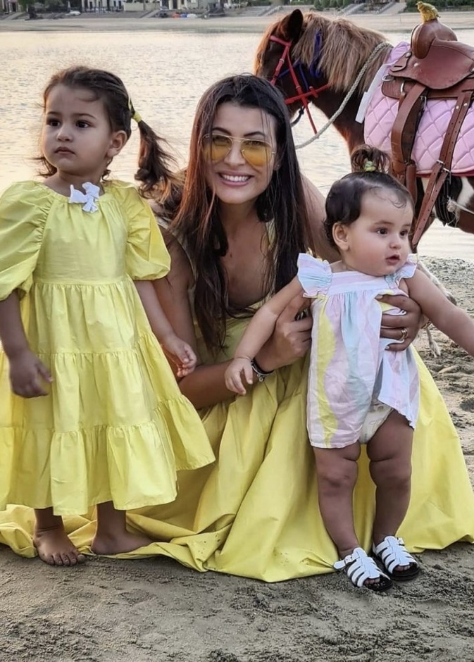 ريم السعيدي تنشر صورة لطيفة جديدة لها برفقة بناتها
