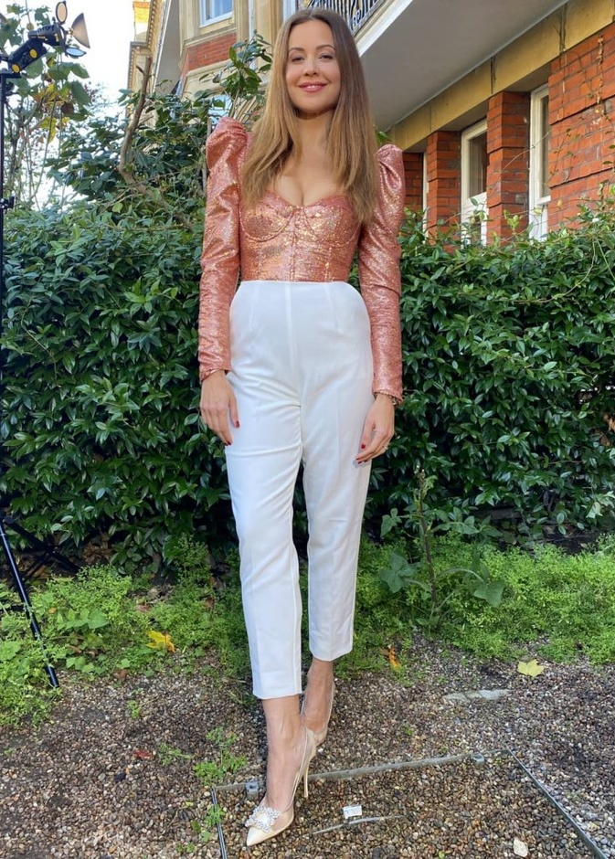  إعتمدت ريا تسريحة الشعر الطويل المنسدل بطريقة انسيابية