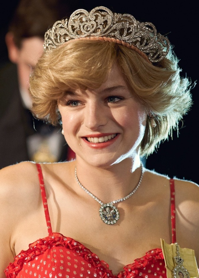 اطلالات إيما كورين الجمالية = بطلة مسلسل The Crown في دور اميرة القلوب