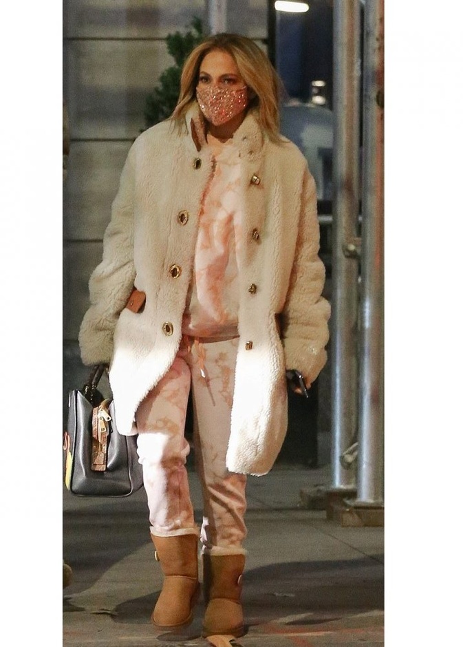  أكملت اللوك بحذاء شتويّ من ماركة UGG وكمامة مزيّنة بالترتر