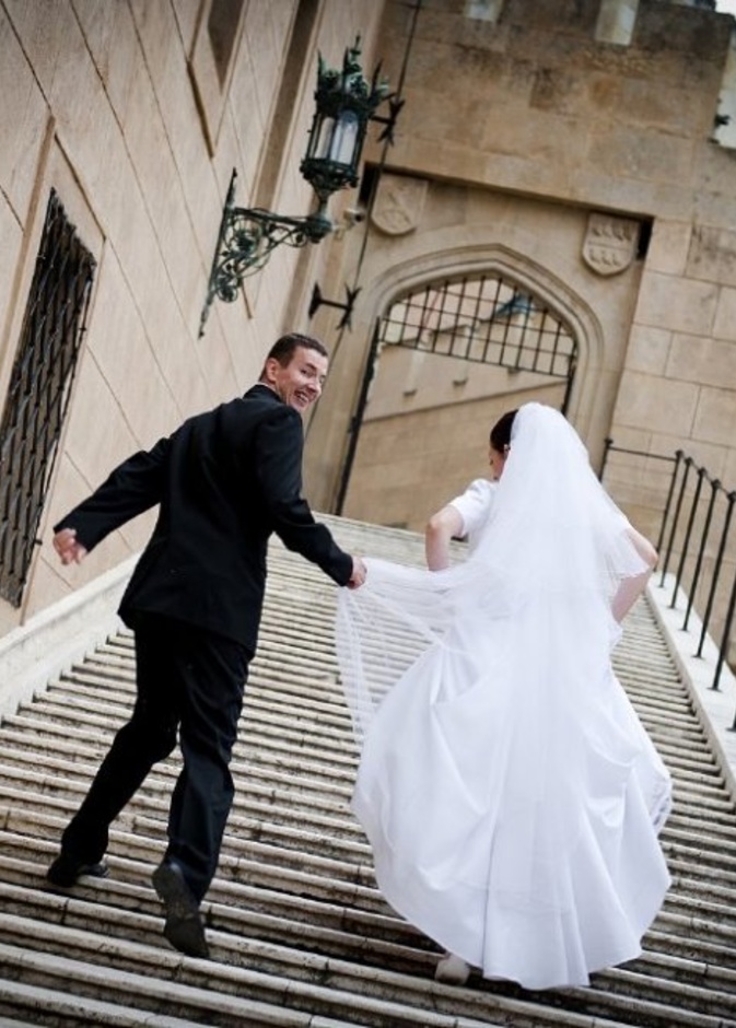 عريس حارس مرمى و العروس في الملعب بفستان الزفاف