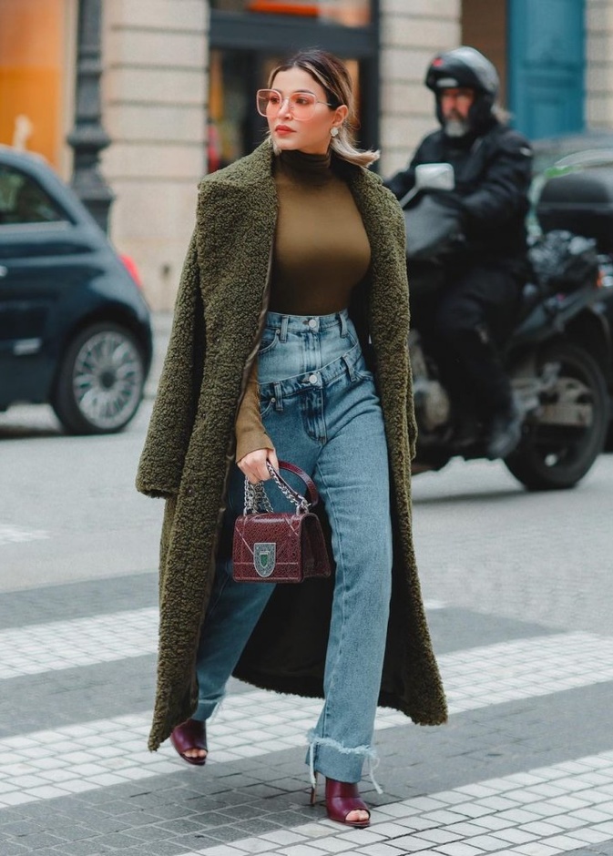 موضة الجينز الشبابي عالي الخصر مستوحاة من اطلالات نهى نبيل الكاجوال