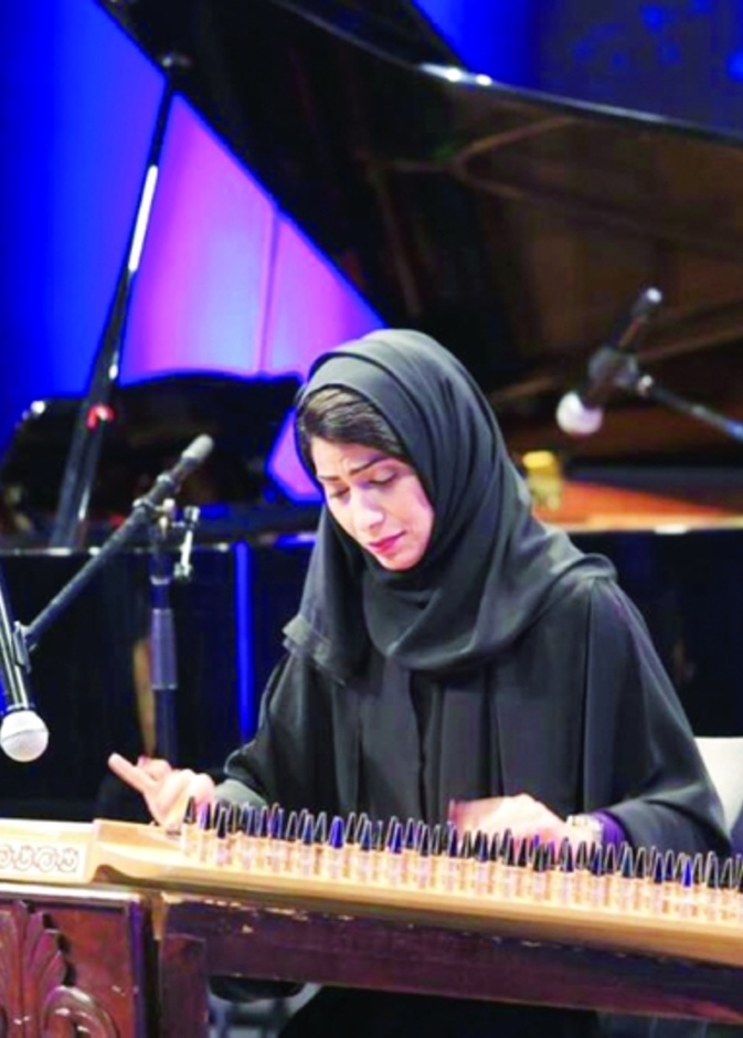 الفنانة نورة المزروعي أول إماراتية تعزف على آلة القانون