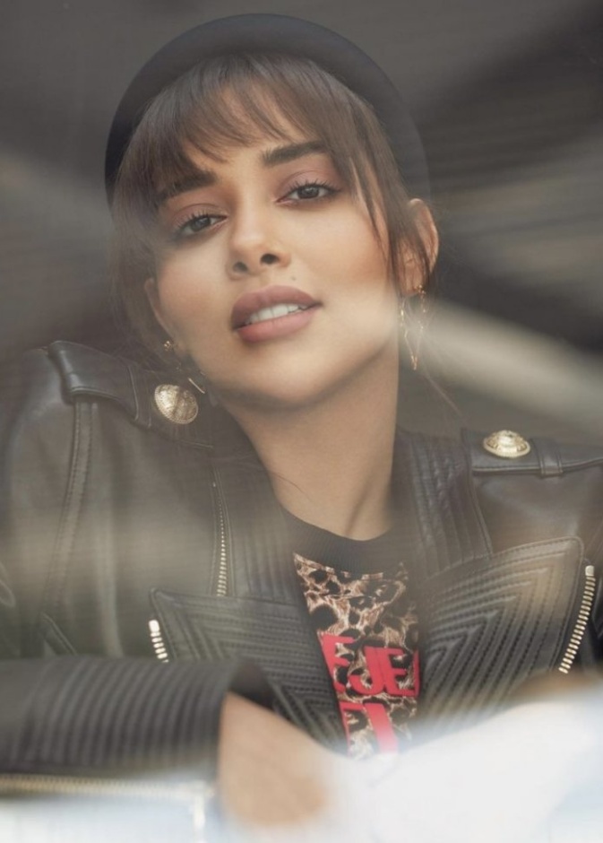 بلقيس فتحي تستوحي أحدث إطلالاتها من المسلسل الشهير Emily in Paris