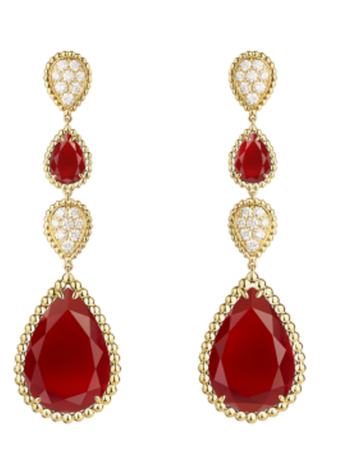 اقراط من وحي العيد الوطني الاماراتي من دار Boucheron