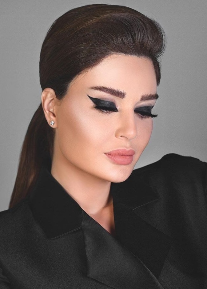 رسمات مكياج مع الآيلاينر الأسود في اليوم الوطني الاماراتي