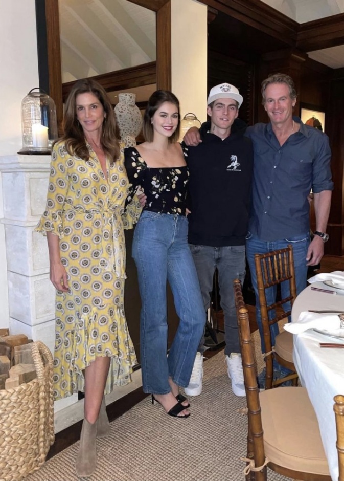 سيندي كروفورد تستمتع بالعشاء برفقة زوجها وأولادها 