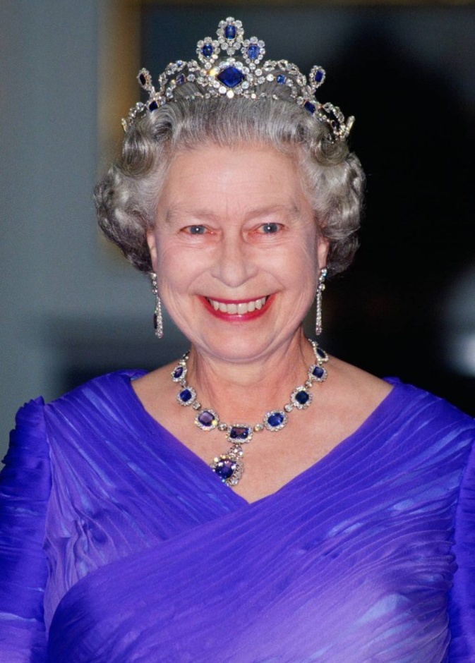 ‏ عاشقة الأزرق.. أجمل مجوهرات الملكة إليزابيث الثانية بلون البحر الساحر