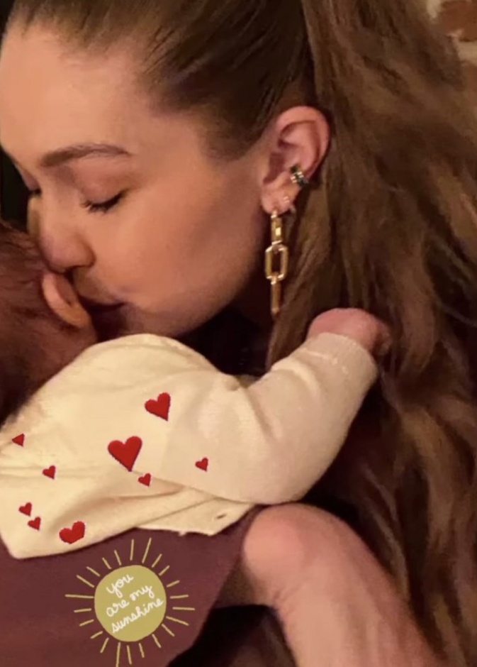 نشرت يولاندا حديد صورة لطيفة لابنتها جيجي وحفيدتها الصغيرة