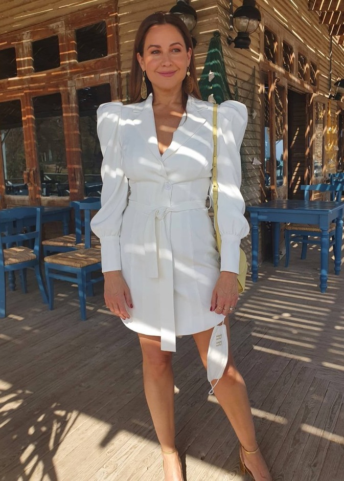  ريا إختارت القميص الفستان من أجمل إطلالات الشتاء باللون الأبيض