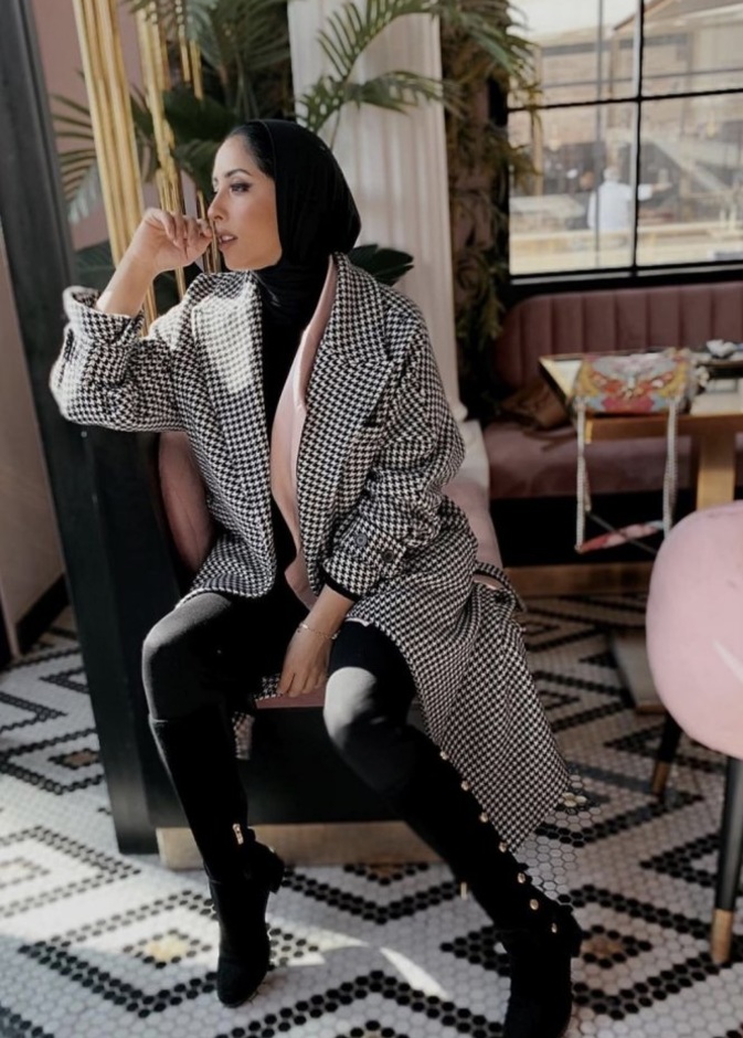  ريهام خليفة أنيقة في المعطف الكارو