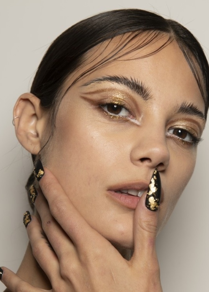 طرق وضع المكياج الذهبي لإطلالة مشعة في شتاء 2020