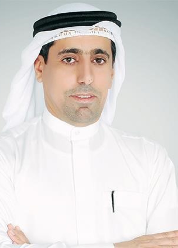 الفنان الإماراتي جمال السويدي بموهبة فنية مميزة
