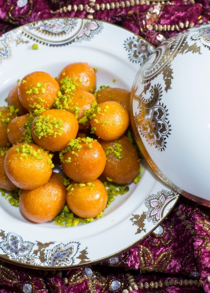 اللقيمات من حلويات اماراتية شعبية 